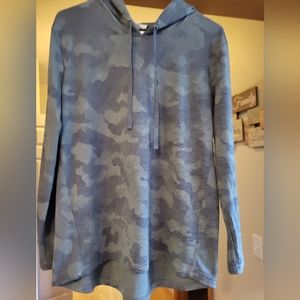 Womens hooded camo shirt size medium